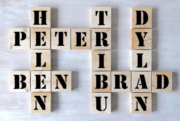 Scrabble mural en bois brut, personnalisé avec des prénoms peints en noir