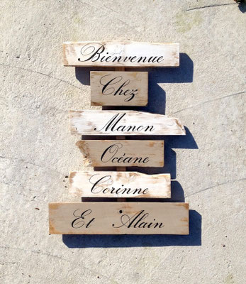 Panneau directionnel décoratif "Bienvenue" blanc et taupe, personnalisé avec les prénoms de la famille peints à la main d'une écriture manuscrite élégante