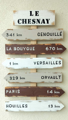 Panneau directionnel bois, beige et chocolat avec flèches et inscriptions décoratives personnalisées