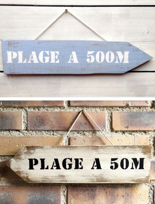 Collage de flèches finition vieillie en bois, personnalisées pour indiquer la direction de la plage