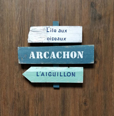 Panneau de direction bois, personnalisé dans des couleurs maritimes, peinture et texte peint à la main sur le thème d'Arcachon