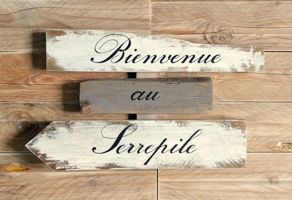 Panneau d'accueil en bois pour le gîte chambre d'hôtes "Serrepile", texte peint en noir, personnalisable pour guider les visiteurs