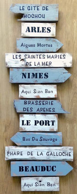 Panneau de direction style bois flotté, peint en bleu et blanc, villes de la Camargue peintes en noir 