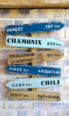 Panneau indicateur bois avec flèches peintes en marine et bleu clair, inscriptions personnalisées en noir et blanc