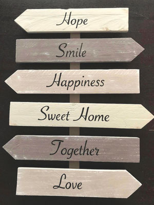 Panneau directionnel beige et taupe, texte poétique comme "Love", "Together" ou "Hope" peint en noir pour un cadeau de Saint Valentin 