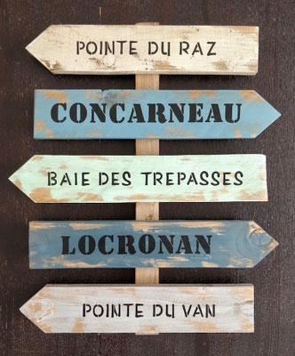 Panneau directionnel fléché en bois poncé vieilli, destinations bretonnes peintes à la main 