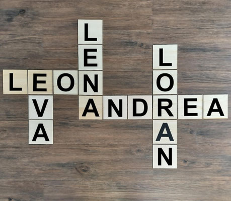 Scrabble petit prix personnalisé, bois de balsa clair, prénoms peints à la main.