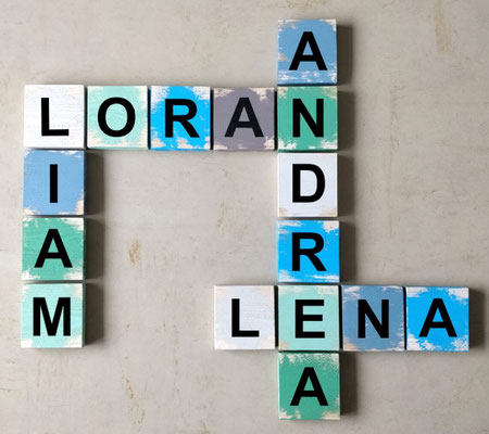 Lettres grand format pour Scrabble bois personnalisé en vert et bleu avec 4 prénoms peint en noir à la main 