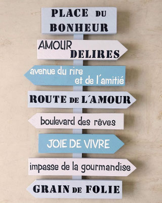 Panneau de direction bleu et beige inscriptions personnalisées en noir et blanc sur le thème de l'amour et l'amitié