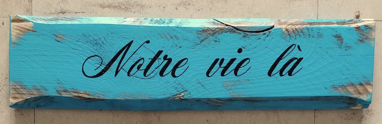 Pancarte bois turquoise personnalisée avec le texte "Notre Vie là" pour la façade extérieure d'une maison 
