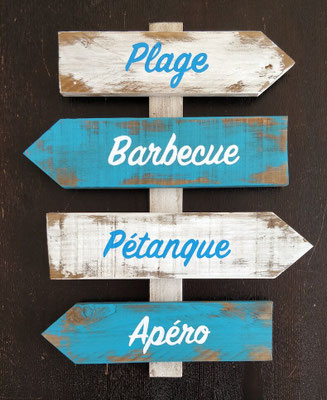 Panneau directionnel peint en blanc et bleu, personnalisé de mots évoquant des loisirs extérieurs "Pétanque", "Barbecue" ou "Apéro"
