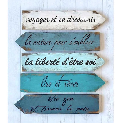 Flèches en bois peintes dans différents tons de bleu, personnalisées de citations inspirantes peintes en noir à la main