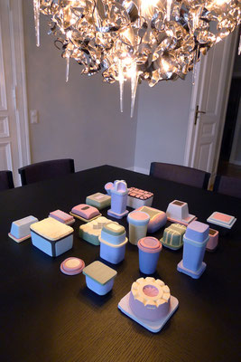 EArTh 75 x 75 x 20 cm. ganze Installation (variabel) Steinzeug, Engobe  21-teilige Keramikinstallation, 2015