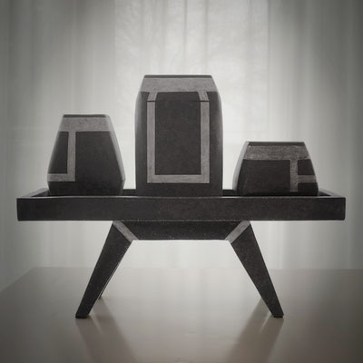 ZHSA, Steinzeug dunkelbraun, Unterglasurfarbe Weiss 6-teilige Keramikinstallation, 2015
