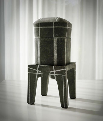 ZHSA, Steinzeug dunkelbraun, Unterglasurfarbe Weiss 6-teilige Keramikinstallation, 2015