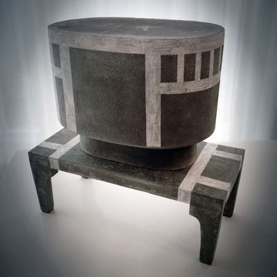 ZHSA, Steinzeug dunkelbraun, Unterglasurfarbe Weiss 6-teilige Keramikinstallation, 2015