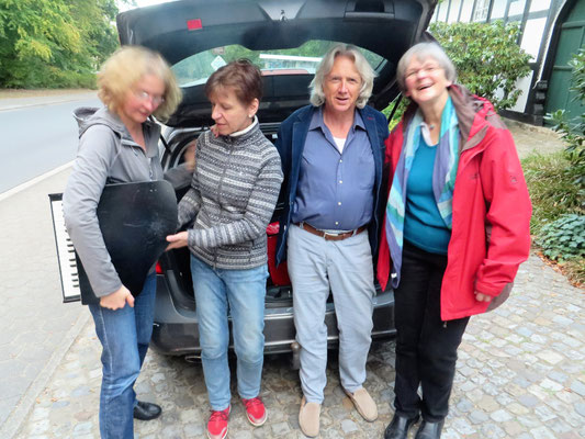 Klaviere auspacken,