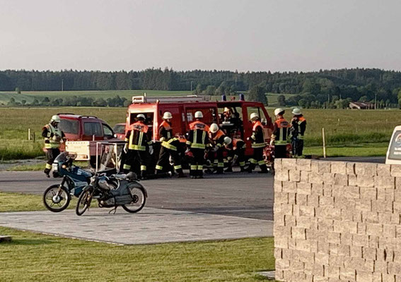 Feuerwehrübung am Firmengebäude von Thomas Kreitmair Haus- und Energietechnik GmbH
