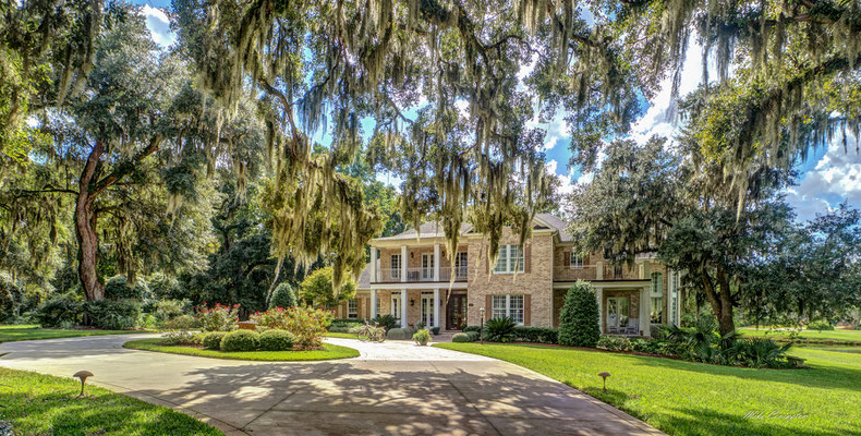 Beautiful setting amoung the stately old oaks