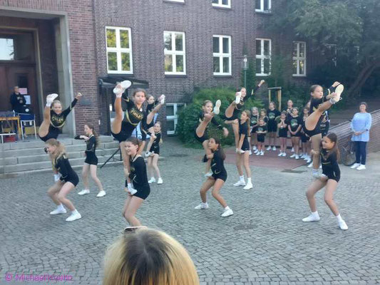 Kleine Cheerleader mit ganz großer Leistung