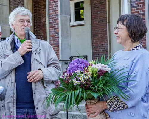 Hans-Günter Werner bedankt sich bei Frau Malenke für Initiierung des Sozialmarkt und 30 Jahre Orga