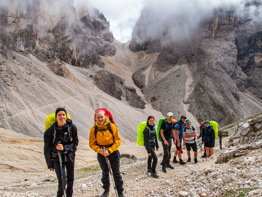 Dolomiten-Durchquerung durch die Seiser Alm und das Rosengartenmassiv mit Wanderung von der Langkofelhütte zur Grasleitenpasshütte bei Regen, Nebel und alpiner Berglandschaft