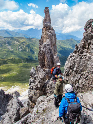 Spektakulärer Gipfel und Adrenalin pur, verspricht der Schlicker bzw. Ochsenwand Klettersteig in den Stubaier Alpen.