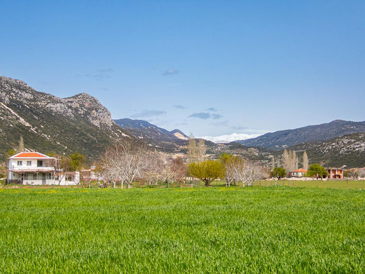 Mehrtagestrekking auf dem Lykischen Weg in der Türkei - wandern fernab der Zivilisation in einer traumhaften Landschaft umgeben von Meer, Klippen und Bergen. (hier: Etappe 8 von Kalkan nach Saribelen).