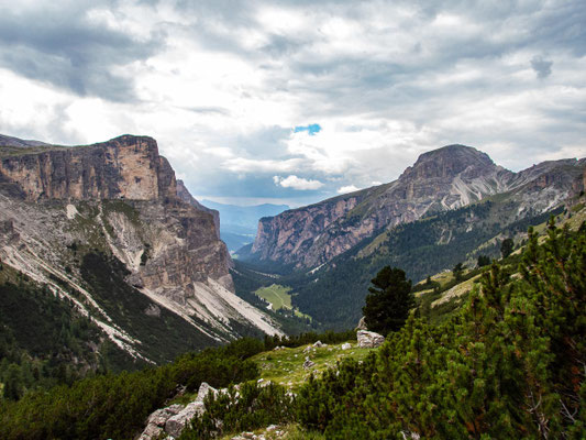Impressionen der Dolomiten auf unserer Mehrtageswanderung Etappe 1 von Wolkenstein zur Puez Hütte, im Naturpark Puez-Geisler.
