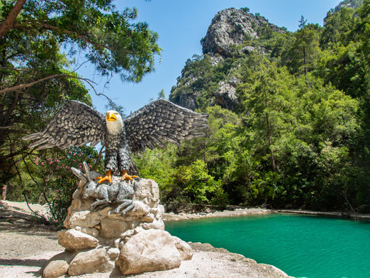 Mehrtagestrekking auf dem Lykischen Weg in der Türkei - wandern fernab der Zivilisation in einer traumhaften Landschaft umgeben von Meer, Klippen und Bergen. (hier: Etappe 17 von Göynük Yaylasi nach Göynük)