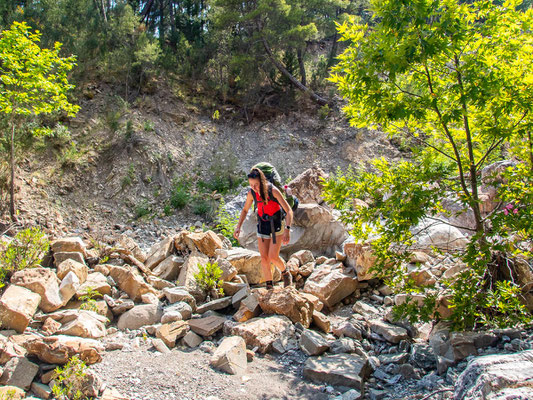 Mehrtagestrekking auf dem Lykischen Weg in der Türkei - wandern fernab der Zivilisation in einer traumhaften Landschaft umgeben von Meer, Klippen und Bergen. (hier: Etappe 16 von Gedelme nach Göynük Yaylasi)