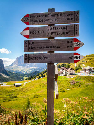 Impressionen der Dolomiten auf unserer Mehrtageswanderung Etappe 2 von der Puez Hütte, über das Grödner Joch, zur Pisciadu Hütte