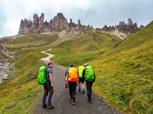 Dolomiten-Durchquerung durch die Seiser Alm und das Rosengartenmassiv mit Wanderung von der Langkofelhütte zur Grasleitenpasshütte bei Regen, Nebel und alpiner Berglandschaft