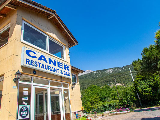 Mehrtagestrekking auf dem Lykischen Weg in der Türkei - wandern fernab der Zivilisation in einer traumhaften Landschaft umgeben von Meer, Klippen und Bergen. (hier: Etappe 16 von Gedelme nach Göynük Yaylasi)