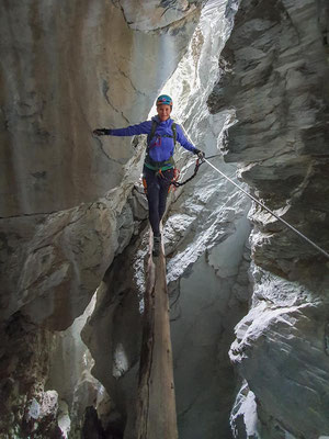 Hexensteig - der ausgefallenen Klettersteig bei Silenen, bei dem es über Baumstämme im Inneren eines Berges nach oben geht.