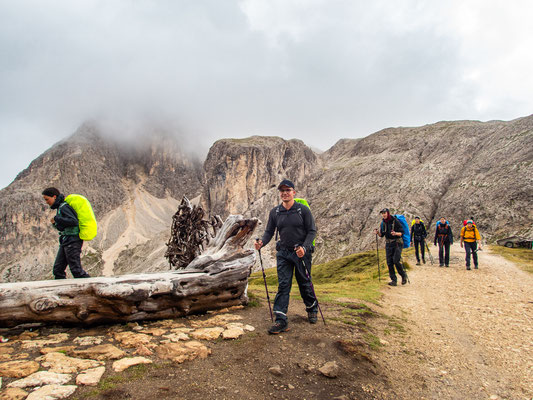 Dolomiten-Durchquerung durch die Seiser Alm und das Rosengartenmassiv mit Wanderung von der Langkofelhütte zur Grasleitenpasshütte bei Regen, Nebel und alpiner Berglandschaft