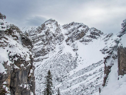 Anspruchsvolle Winterwanderung auf die Schöttelkarspitze, in der Soierngruppe im Karwendel.