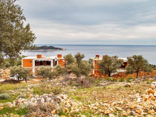 Mehrtagestrekking auf dem Lykischen Weg in der Türkei - wandern fernab der Zivilisation in einer traumhaften Landschaft umgeben von Meer, Klippen und Bergen. (hier: Etappe 7 von Gelemis/Patara nach Kalkan).