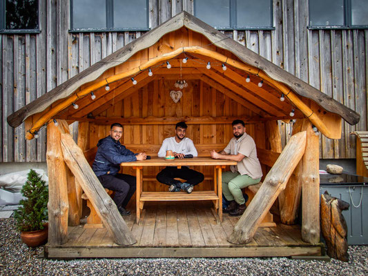 Rundwanderung am Grüntensee: Teilnehmende des Integrationsprojekts Wanderglück genießen die gemeinsame Rundwanderung am malerischen Grüntensee im Allgäu, erleben Natur und Gemeinschaft trotz Regen und entdecken die Vielfalt der Landschaft