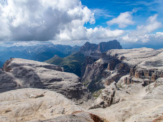Impressionen der Dolomitenüberquerung Etappe 3 rund um den Piz Boè in der Sella-Gruppe in den Dolomiten