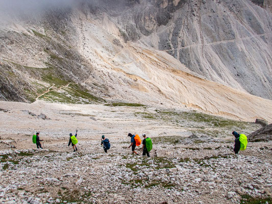 Dolomiten-Durchquerung durch die Seiser Alm und das Rosengartenmassiv mit Wanderung von der Langkofelhütte zur Grasleitenpasshütte bei Regen, Nebel und alpiner Berglandschaft
