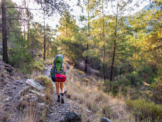 Mehrtagestrekking auf dem Lykischen Weg in der Türkei - wandern fernab der Zivilisation in einer traumhaften Landschaft umgeben von Meer, Klippen und Bergen. (hier: Etappe 17 von Göynük Yaylasi nach Göynük)