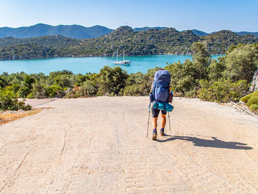 Mehrtagestrekking auf dem Lykischen Weg in der Türkei - wandern fernab der Zivilisation in einer traumhaften Landschaft umgeben von Meer, Klippen und Bergen. (hier: Etappe 11 von Ücagiz nach Demre/Andriake)