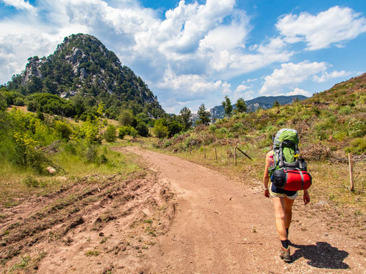 Mehrtagestrekking auf dem Lykischen Weg in der Türkei - wandern fernab der Zivilisation in einer traumhaften Landschaft umgeben von Meer, Klippen und Bergen. (hier: Etappe 16 von Gedelme nach Göynük Yaylasi)