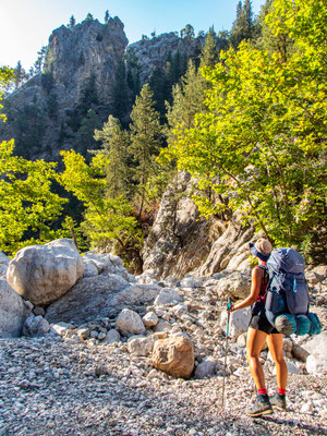 Mehrtagestrekking auf dem Lykischen Weg in der Türkei - wandern fernab der Zivilisation in einer traumhaften Landschaft umgeben von Meer, Klippen und Bergen. (hier: Etappe 17 von Göynük Yaylasi nach Göynük)