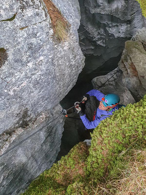 Hexensteig - der ausgefallenen Klettersteig bei Silenen, bei dem es über Baumstämme im Inneren eines Berges nach oben geht.