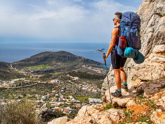 Mehrtagestrekking auf dem Lykischen Weg in der Türkei - wandern fernab der Zivilisation in einer traumhaften Landschaft umgeben von Meer, Klippen und Bergen. (hier: Etappe 8 von Kalkan nach Saribelen).