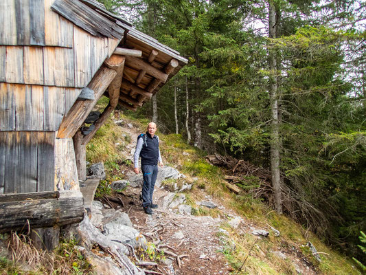 Hexensteig - der ausgefallenen Klettersteig bei Silenen, bei dem es über Baumstämme im Inneren eines Berges nach oben geht.