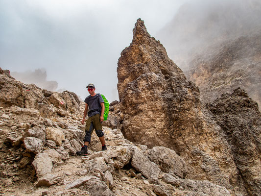 Dolomiten-Durchquerung durch die Seiser Alm und das Rosengartenmassiv mit Wanderung von der Langkofelhütte zur Grasleitenpasshütte bei Regen, Nebel und alpiner Berglandschaft