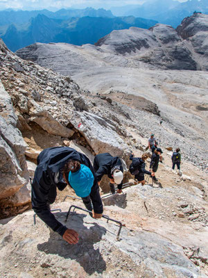 Impressionen der Dolomitenüberquerung Etappe 3 rund um den Piz Boè in der Sella-Gruppe in den Dolomiten